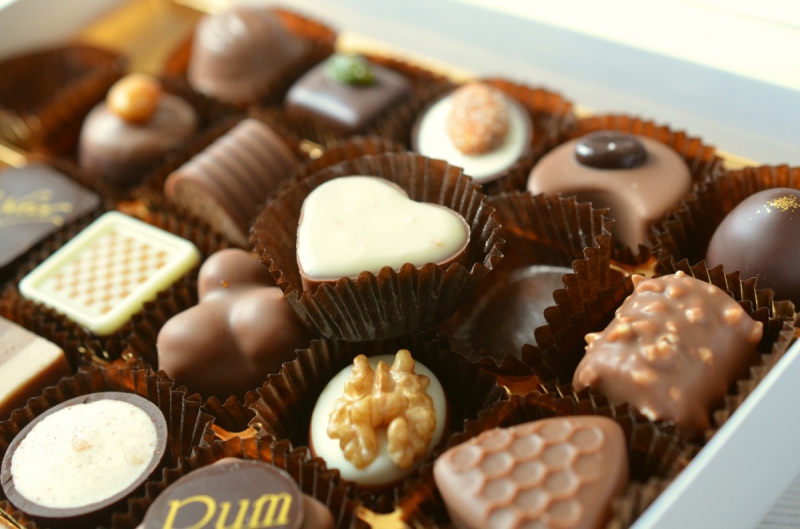 boulangerie-BAIROLS-min_chocolates_food_candy_calories_nibble_chocolate_heart-782043